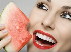 Как вернуть зубам белый цвет?